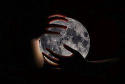 esyroclothes:  GET HERE THE NEW 3D MOON LAMP!!COUPON