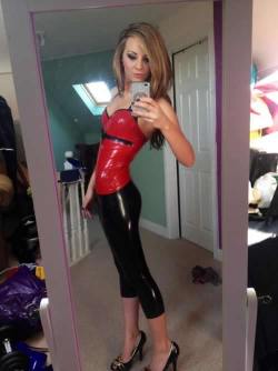 Silent-Duck-Fisting:  Laid Back Milf In Latex Mirror Shot