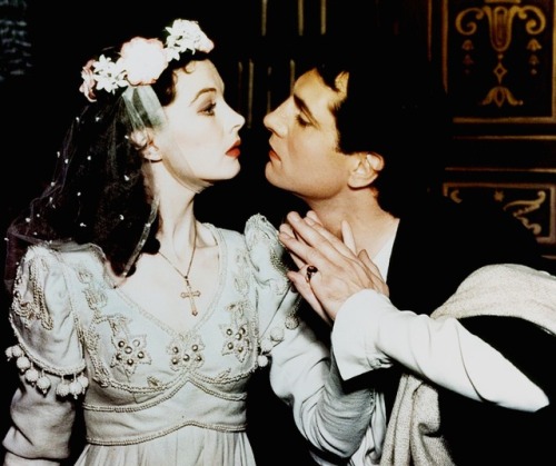 hollywoodlady:Vivien Leigh and Laurence Olivier in scene from a stage production of ‘Romeo and Julie