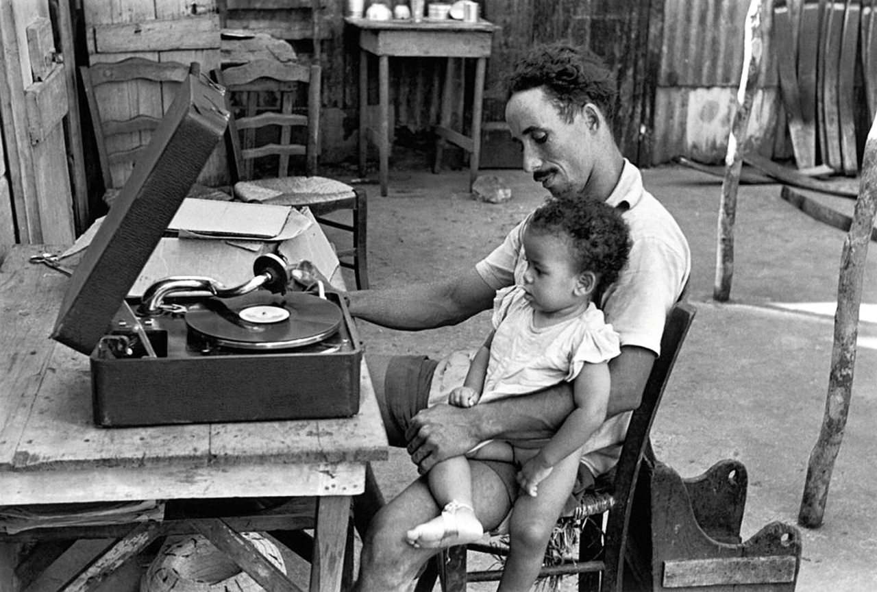 Edouard Boubat - Père et fille, Holy Island, Ecosse, 1960.