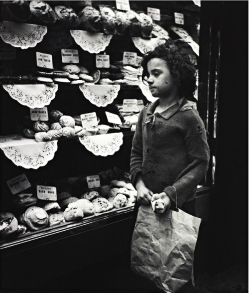 seventh-victim:Child staring into a bakery window, Whitechapel, London  c.1935  (photo: Edith Tudor-