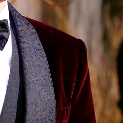 thebritishteapot:  thescienceofjohnlock:  iresearchedyou:  suit details from dos premiere {x}  I like that he wore that dark red velvet, very Smaugish.  this is now baroque!batch to me
