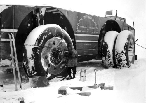 twwhlspls:  (via antarctic-snow-cruiser-is-an-impressive-case-of-failed-automotive-engineering_1.jpg