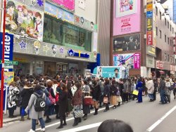 Images from the official Levi birthday celebration event at the Animate Store in Ikebukuro in Japan! The store brought back the life-size Levi statue and also held giveaways for season 2 merchandise.P.S. The official Animate merchandise truck for Yuri!!!