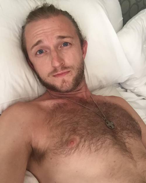 caseyjdady:Looking for a guy that likes cuddling as much as I do. 😜 #cuddlemonster #singleaf #hairychest #palmsprings #lifestyleblogger #caseyjdady  ✌🏻️💚 (at Palm Springs, California)