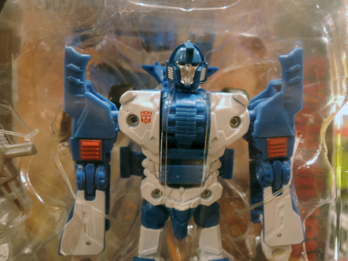 (Better pictures of) Hasbro provided teaser CW toys for TFND forum gathering.Leader Class Starscream