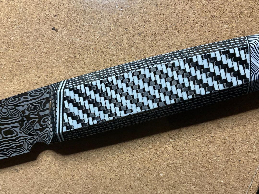 Check out this awesome custom knife made by Czech maker Alexander! Featuring CarbonWaves White Hybrid Carbon Fiber in a beautiful combination with the swirls of the mixed metal blade.
#CarbonWaves #CarbonFiber #WhiteHybrid #Knife #EDC #KnifeHandle...