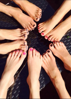 lookatmysexytoes:  Feet Everywhere! 