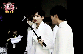 woomeh: infinite with a selfie stick (ーー;)