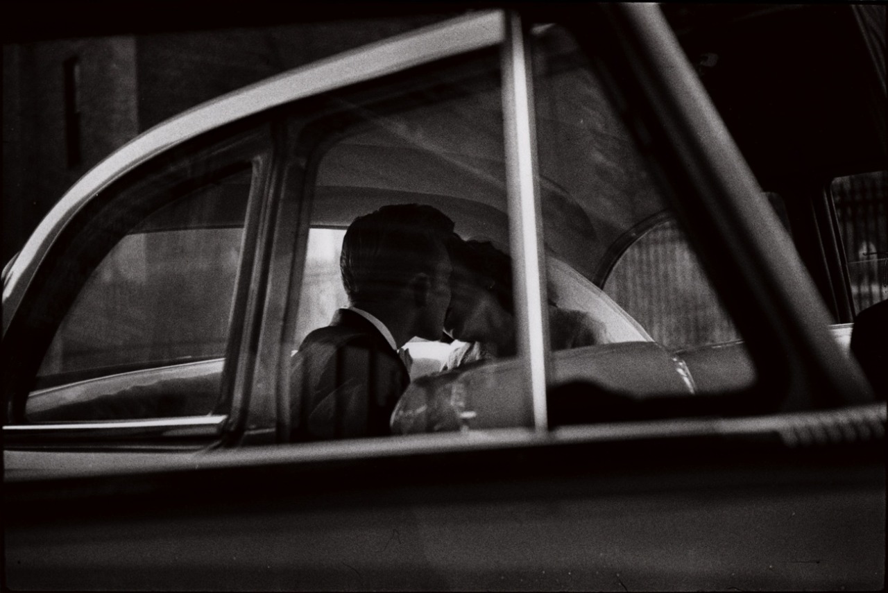 houkgallery:
“ Elliott Erwitt (American, b. France, 1928)
New York City, 1955
©Elliott Erwitt/Courtesy of Edwynn Houk Gallery
”