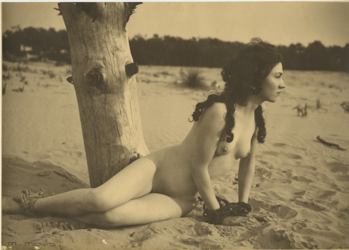 contemporaindufutur:Marcel Meys - Etude de nu à la plage, 1930