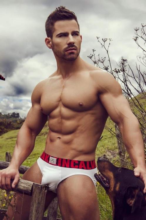 onlymusclestuff:  #muscle #outdoor #tight #white 
