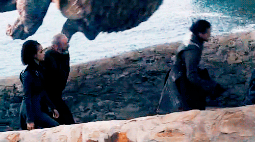 daenerystargaryn: that symbolism™ though!!! Jon saying he’s not a Stark and then a dragon flying rig