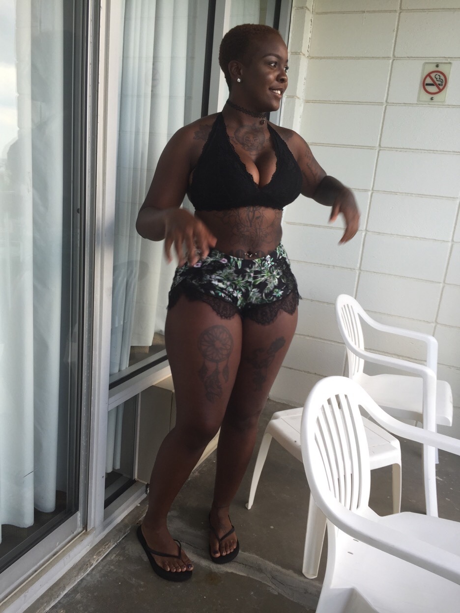 insecure-beautyy:  VA Beach Vacation with my lil sister, grandma, and pregnant mom.