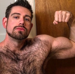 smoothsilk:I think he’s getting even hairier if thats possible! I love that neck area &amp; those pits!