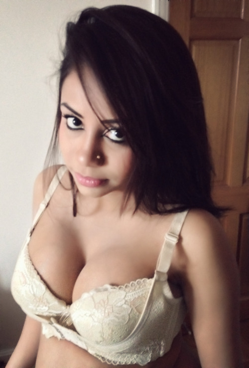 yournudeindians:  Hott indian chickFollow me on twitter Sakshi Sharma @SakshiPicsFollow @YourNudeIndians for the most hot pics of indian pretties.