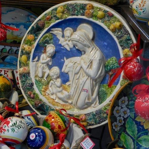 Natività su piatto in maiolica, antiquario, Firenze, 2019.Buon natale!