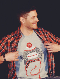 cuddlebearcas:  supernaturalapocalypse:I like the trend of the spn cast having shirts