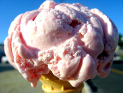 im-horngry:  Strawberry Ice Cream - As Requested!