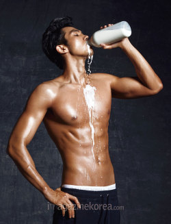 kpopxxx:  Seulong is thirsty.  