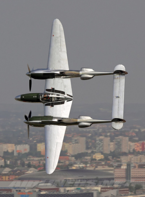 dronebait:tacticalzergface:fabforgottennobility:P-38 LightningThe sexiest plane of WWII.My favorite 