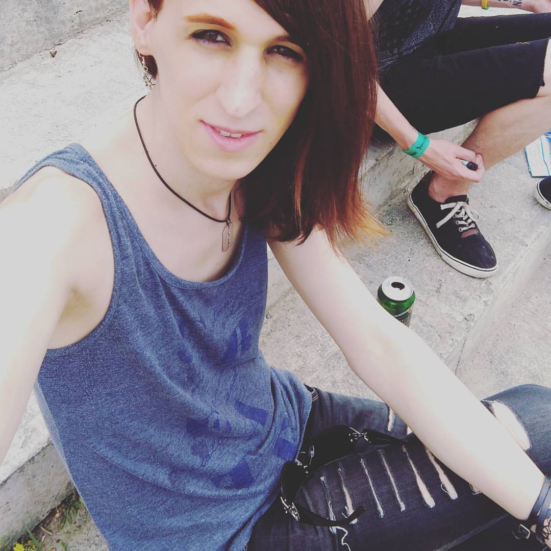 Chillin with friends ^_^ ps: i hate the sun its ruins my selfies because i cant open