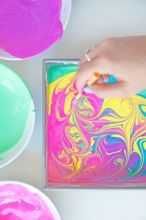 sweetoothgirl:   DIY Tie Dye S’mores  