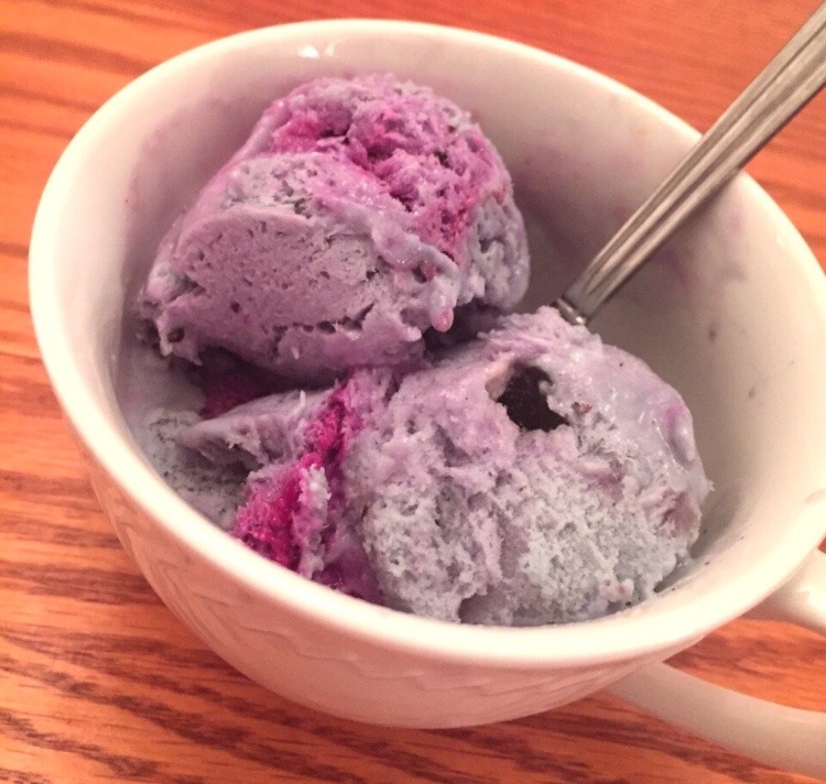 OoOoookkk .////. *hold up cup* I got blueberry pomegranate chocolate chunk ice cream..