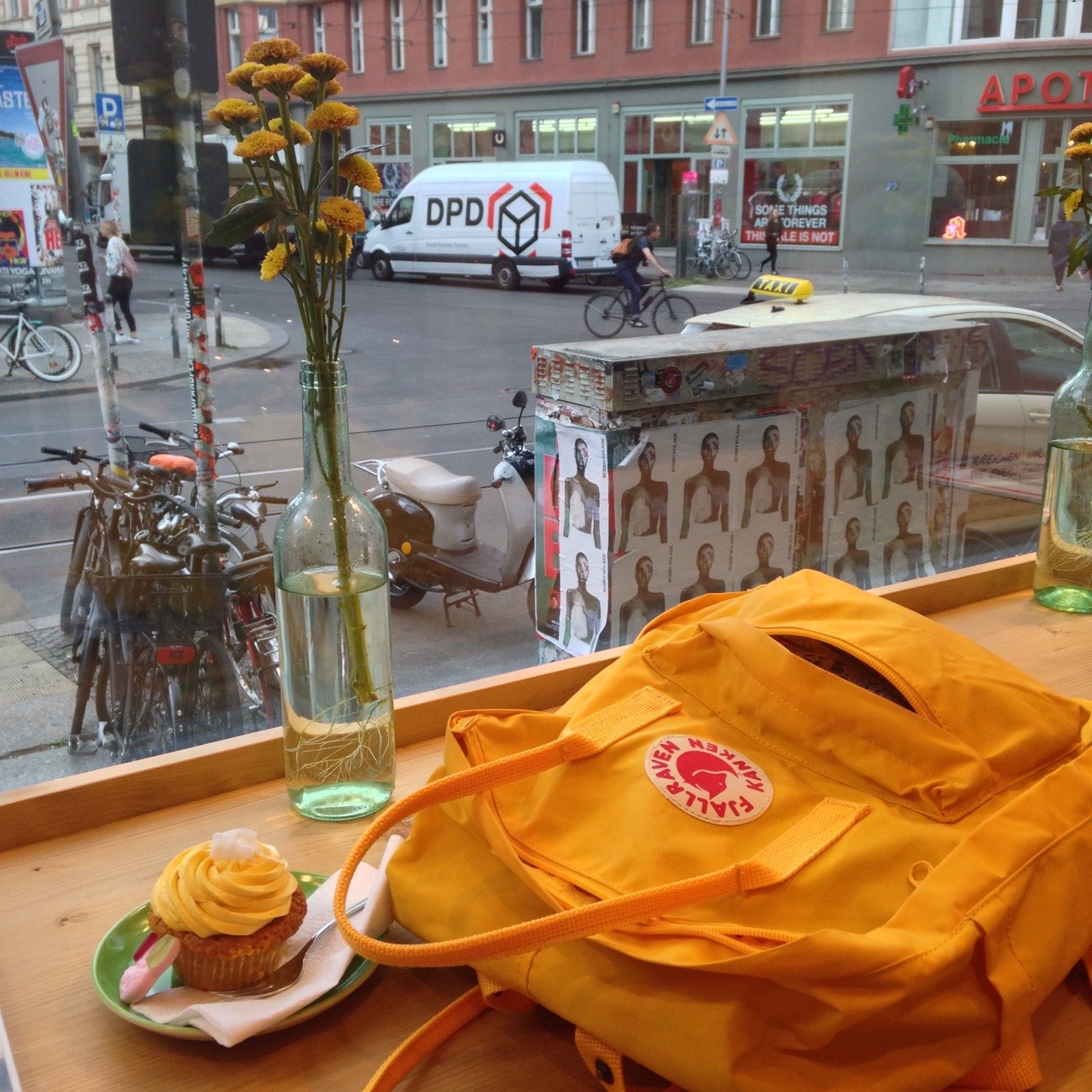 smolprincess:  a yellow day in the city 