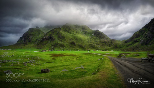 Approaching Uttakleiv beach by markoerman