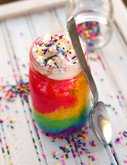 little-cuisine:rainbow cake in a jar