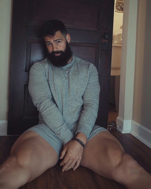 rebel-in-tartan:  Uh….hi.  Are you kidding me?!? Who are you?!? Thooose quads!!  😍😍😍😍
