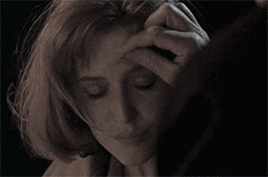 youokayscully:mulder’s hands + scully’s face