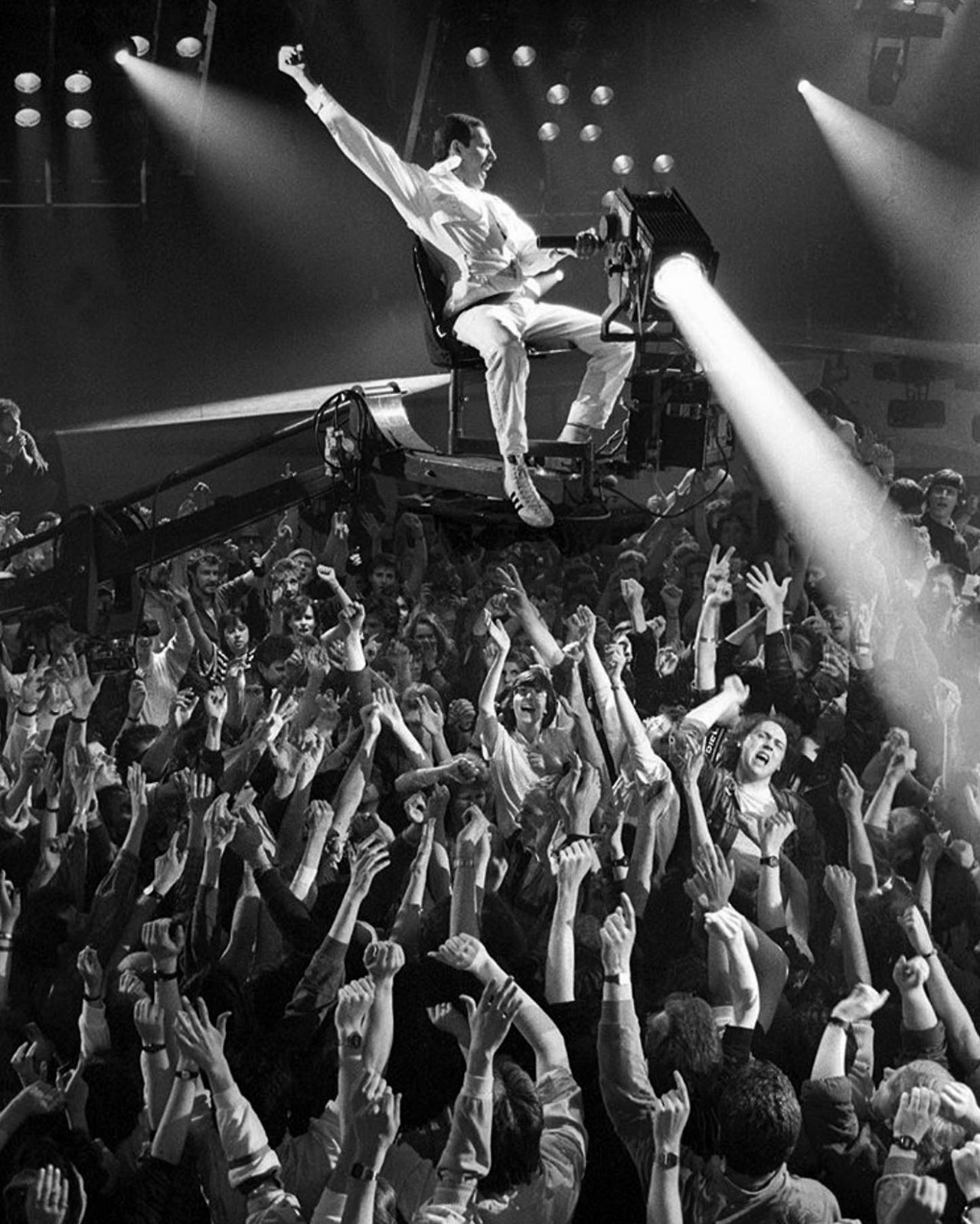 soundsof71:  Freddie Mercury – Queen? More like god. Recording the “Friends Will