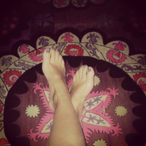 feetslovers: La jolie @katch_a_dourian à aussi des petons sublimement mis en valeur  #Suzani#feet#ve