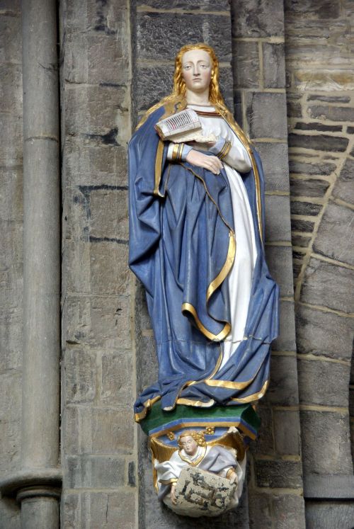 The Church of Saint Quentin, Tournai (Belgium).It contains two Late Gothic wooden sculptures depicti