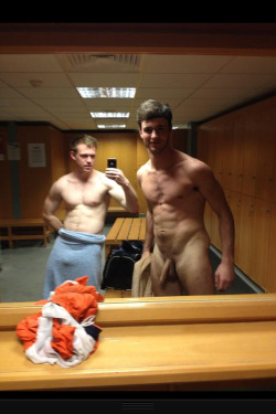 nakedoutdoorguys:  Dude if you’re gonna take a gympic you’ve got to do it naked