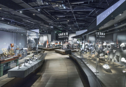 really-shit:  Musée des Confluences designed by  Coop Himmelb(l)auThe Musée des Confluences understands itself not as an exclusive “Temple of the Muses” for the educated elite, but as a public gateway to the knowledge of our time. It stimulates