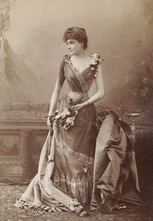 Victorian actress Cora Urquhart Potter.