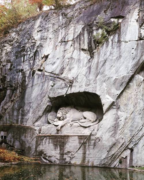 being a tourist in my own country #lucerne #switzerland #lion #monument #tourist #explore (at Löwend