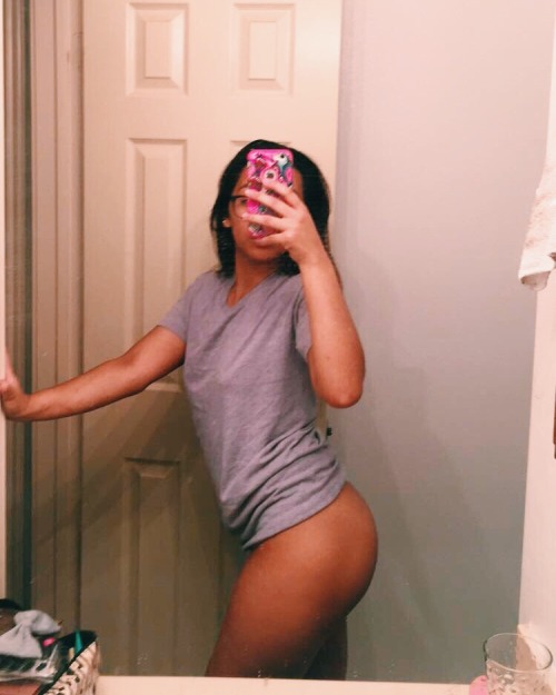 lowkeypimpin671: jollybree:crazy part  shawty bad as fuck doin squats all day workin on her butt  sh