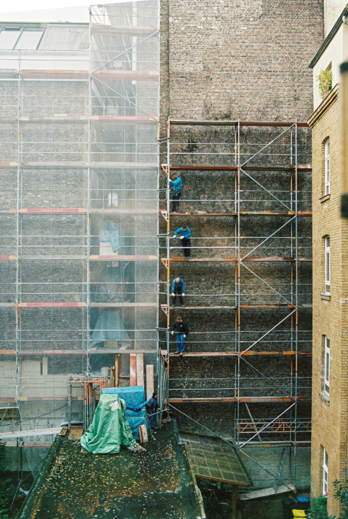 balthasarstraße // köln agnesviertelscaffolderscamera: canon a-1 with canon fd 28mmfilms: kodak port