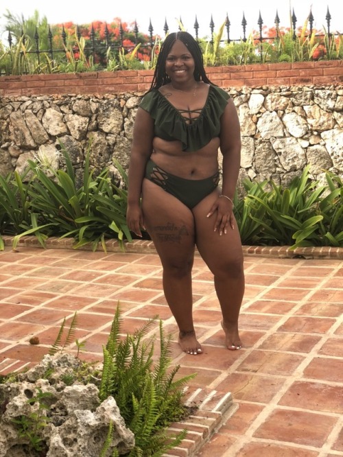 blk-roseee:After criticizing my body for so long, I’ve forgotten that it actually is a very ni