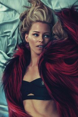 Porn celebpics:Elizabeth Banks  photos