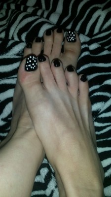 butterflylp:  Fresh pedicure. Who likes polka