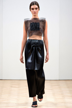 harinef:  this skirt (in black pleated wool)