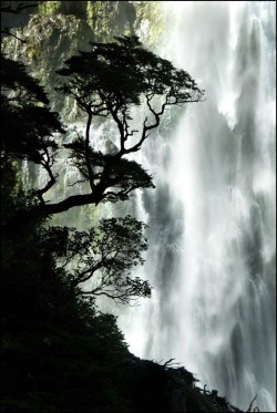 crescentmoon06:Devil’s Punchbowl by Graeme Kelly on 500px