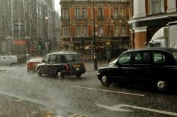 wanderlusteurope:If there ever was a photo that encapsulated London weather, this is it