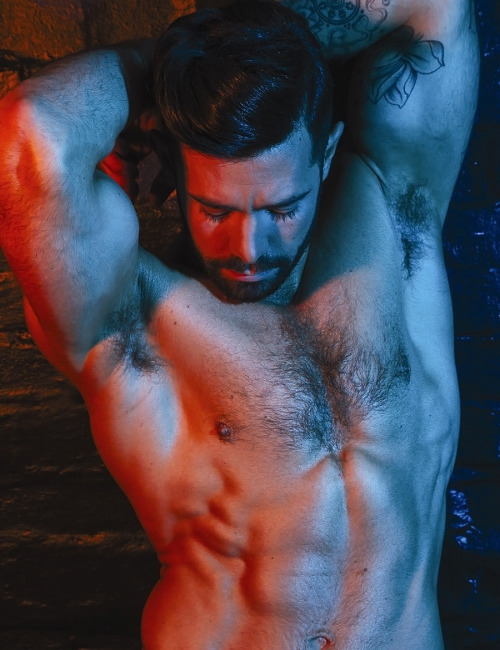 incognitomen:  alabrams:ONLY SHOW what you MUST to keep their attention  Fuck me that’s HOT! More at men incognito!