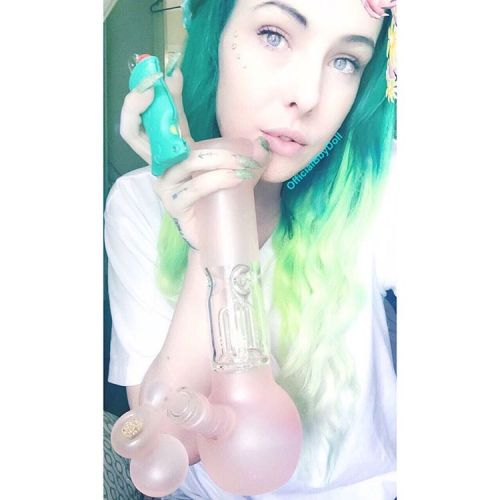 It shouldn’t have to come to this… New pink glass reupload.💖   #cannabiscommunity #dope #pinkbong #ashcatcher #glass #stoker #lightercase #afriendindeedstore #greenhair #dermal #blueeyes #plainwhitet